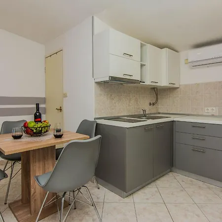 Apartman App Juracak Josip 4 By Interhome Nin